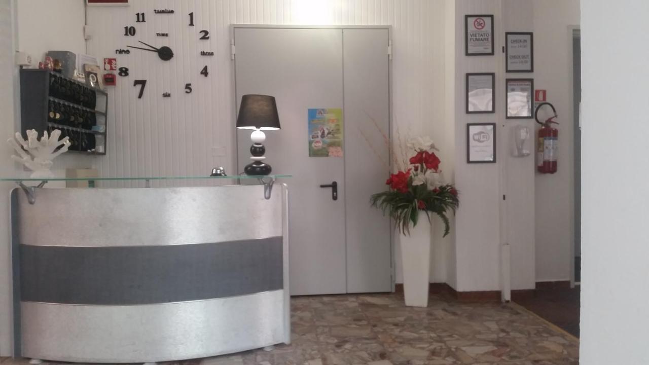 Hotel Manolita Rimini Kültér fotó