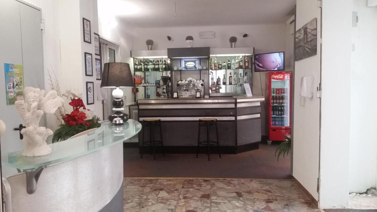 Hotel Manolita Rimini Kültér fotó