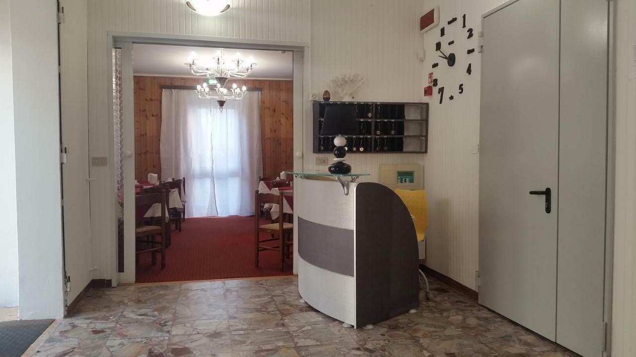 Hotel Manolita Rimini Kültér fotó